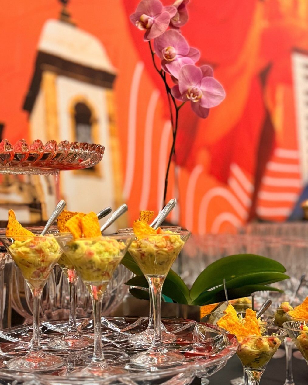 Composição de finger food servida em taças