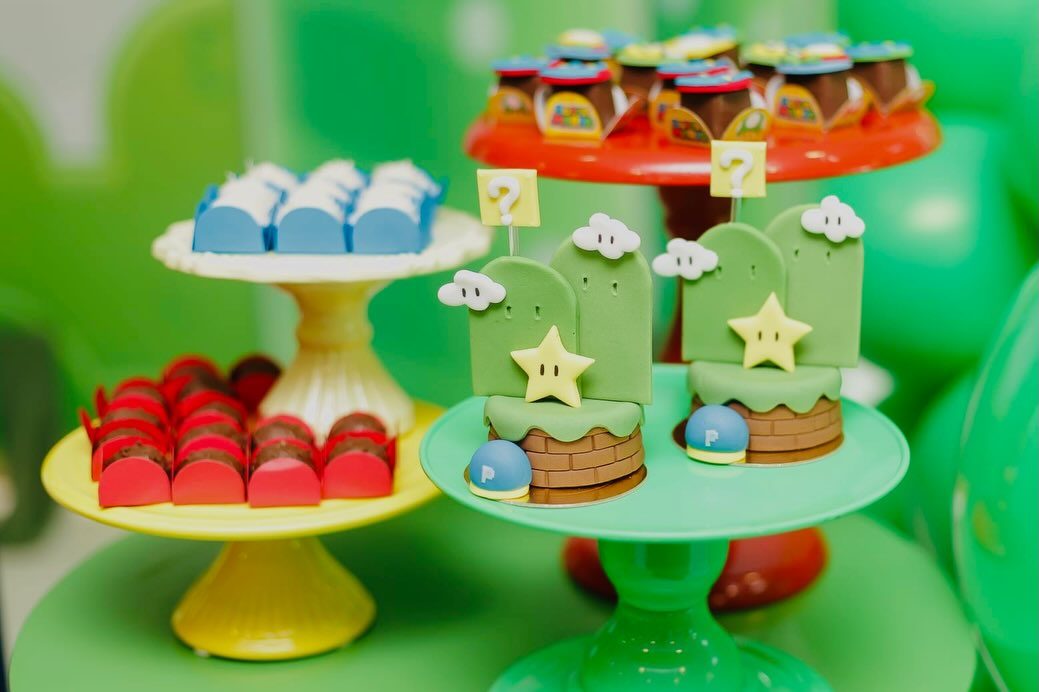 Doces personalizados em mesa temática