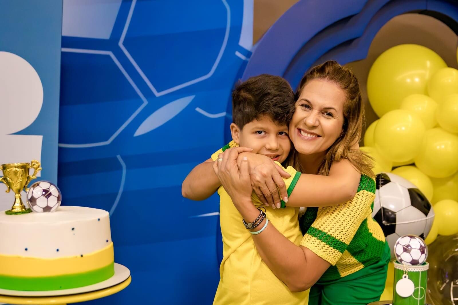 Momento de celebração em festa infantil temática